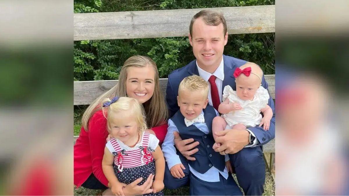 photo of kendra and joseph duggar with three of their children
