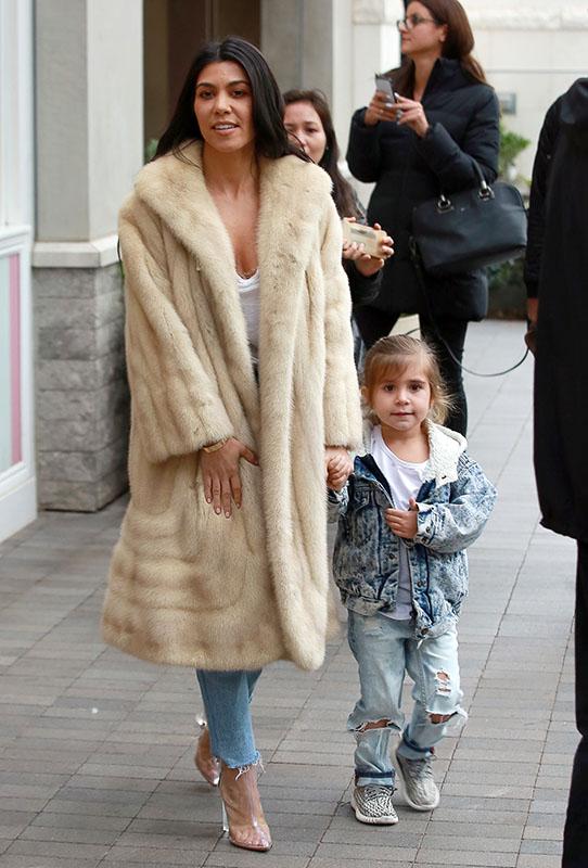 Exclusive&#8230; Kim And Kourtney Kardashian Hit The Mall To Film &#8216;KUWTK&#8217;