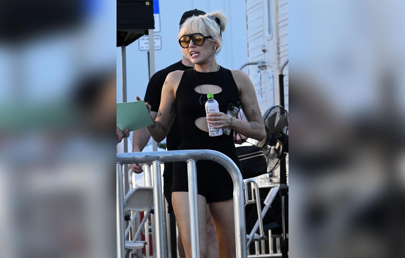 miley cyrus wears black as she heads to rehearsal nye