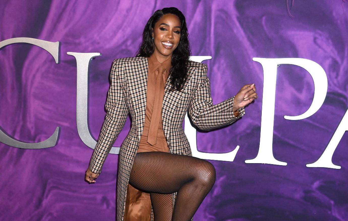 KELLY ROWLAND'S AWKWARD DOUBLE NIP SLIP