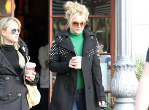 2010__11__465_Spears_Britney__112210a 300×221.jpg