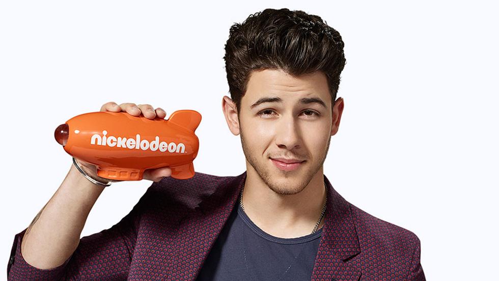 Nick jonas hosts 2015 kids choice awards