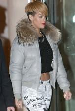 2009__12__FP_4228099_ANG_Rihanna_Paris_121609 152×225.jpg