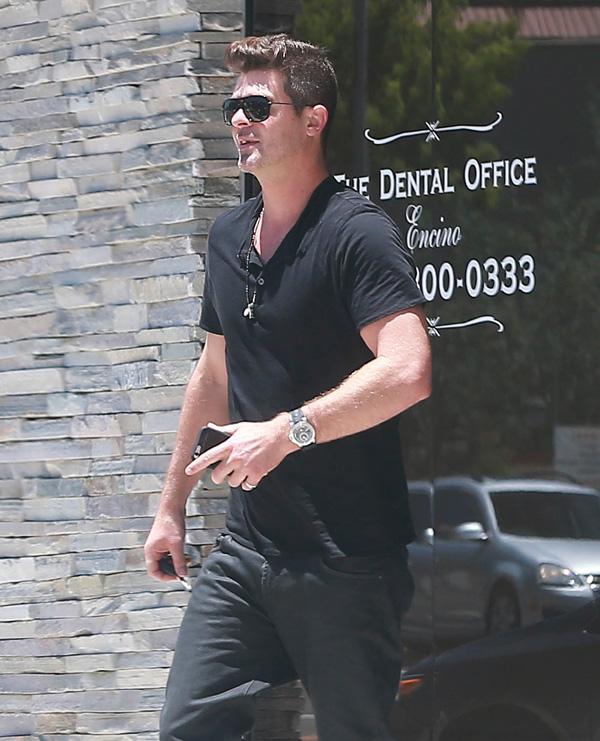 Exclusive&#8230; Robin Thicke Reveals Missing Teeth At The Dentist! NO INTERNET USE WITHOUT PRIOR AGREEMENT