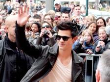 2010__04__Taylor_Lautner_April9_26 225&#215;167.jpg