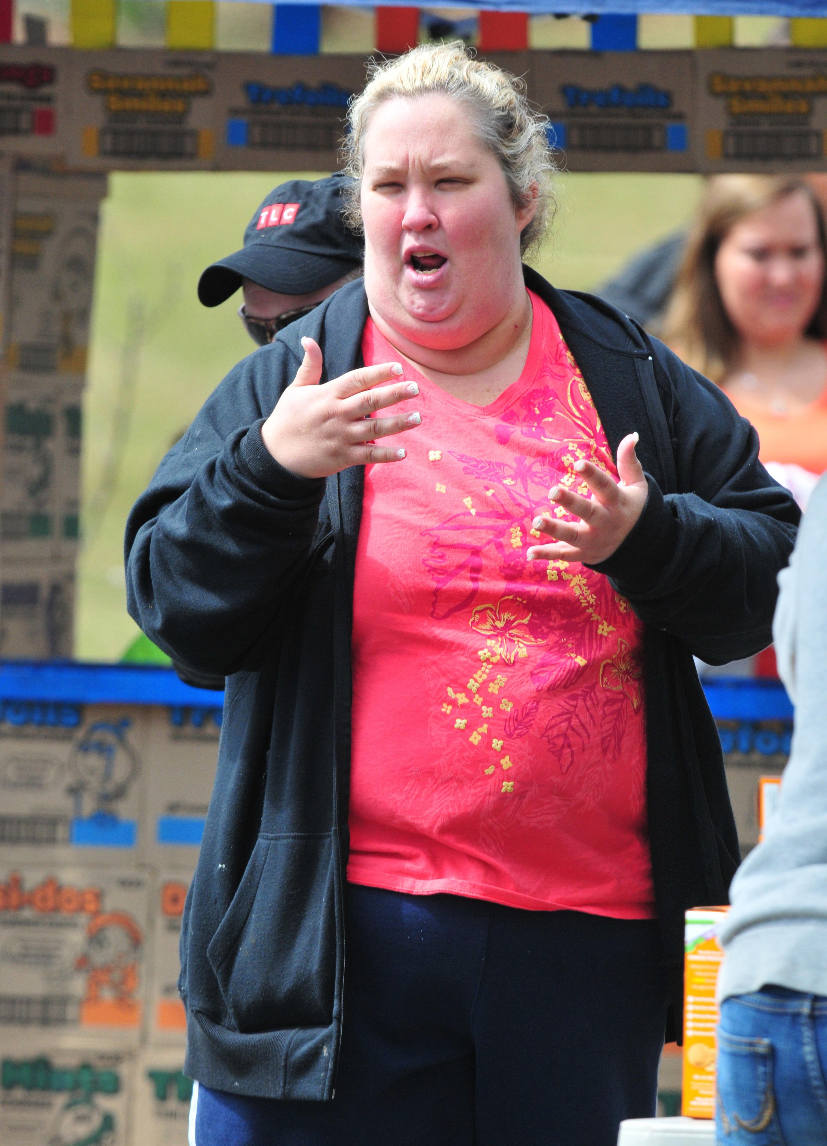 Honey Boo Boo&#8217;s family members help her sell Girl Scout cookies in Georgia