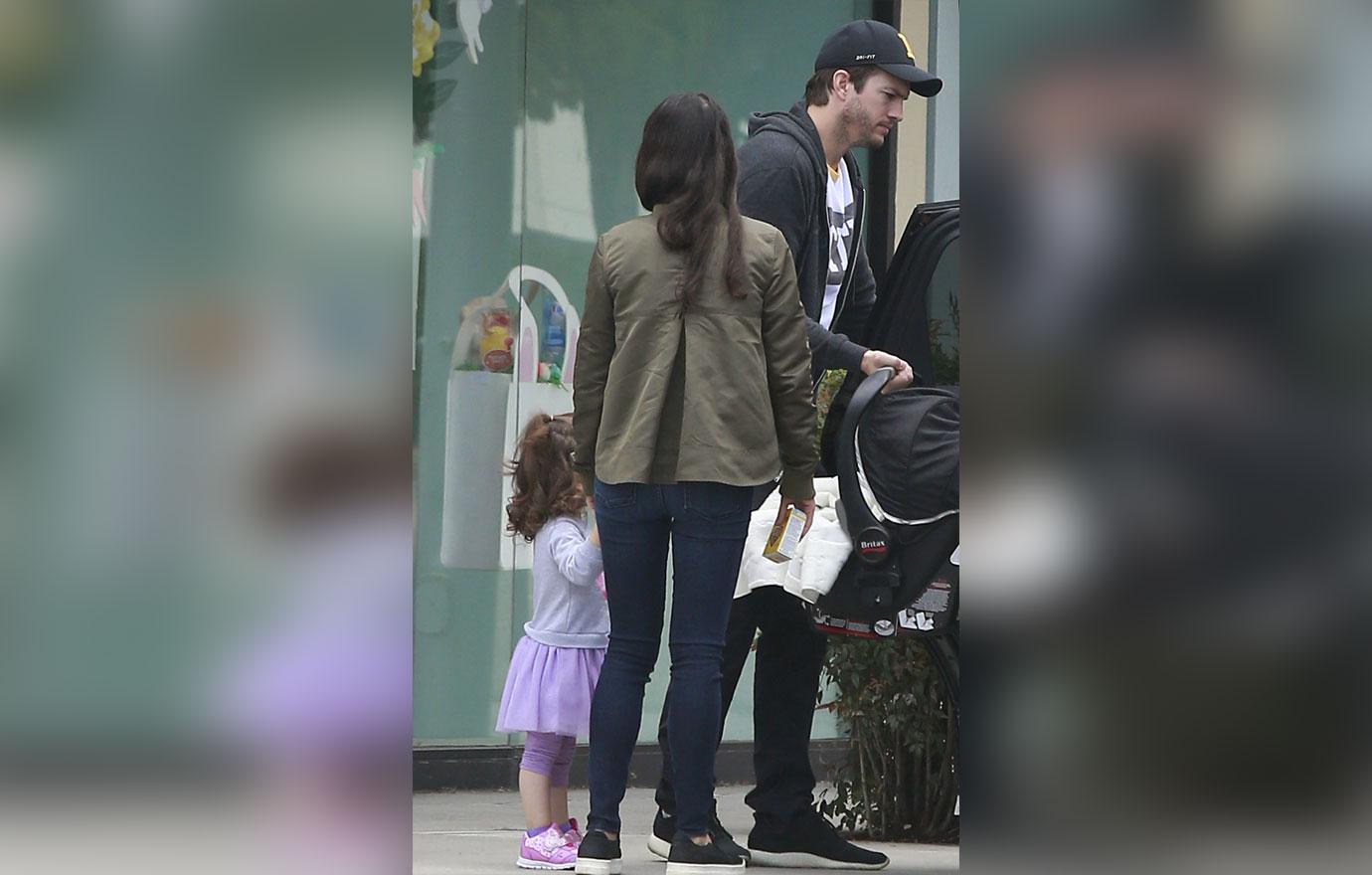 Ashton Kutcher Mila Kunis Kids Photos 03