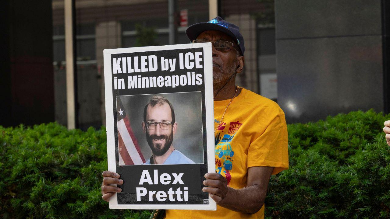 Protestor holding Alex Pretti sign