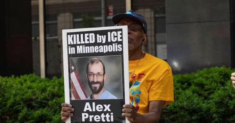 Protestor holding Alex Pretti sign