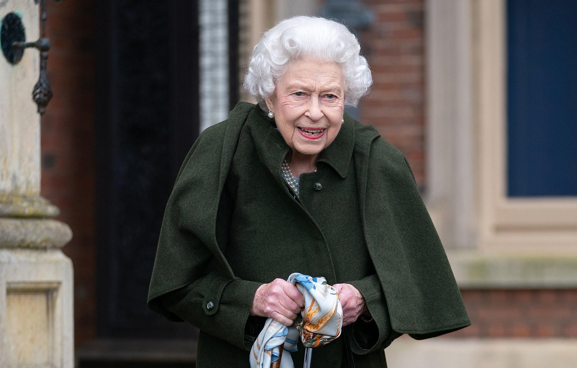 queen elizabeth ii resumes official duties covid  scare