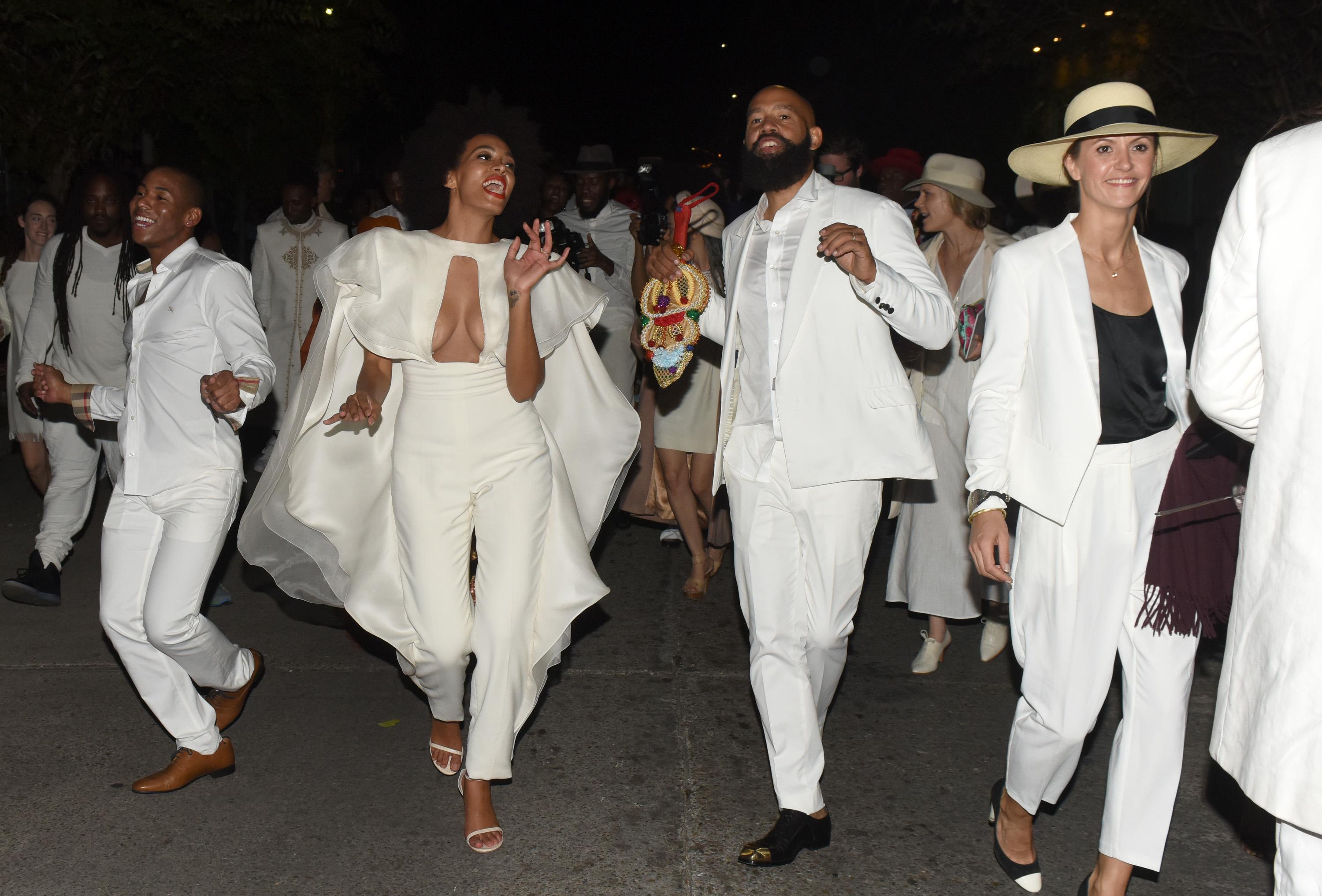 Beyonce and Jay Z dance in a second line parade for Solange Knowles and Alan Ferguson&#8217;s wedding