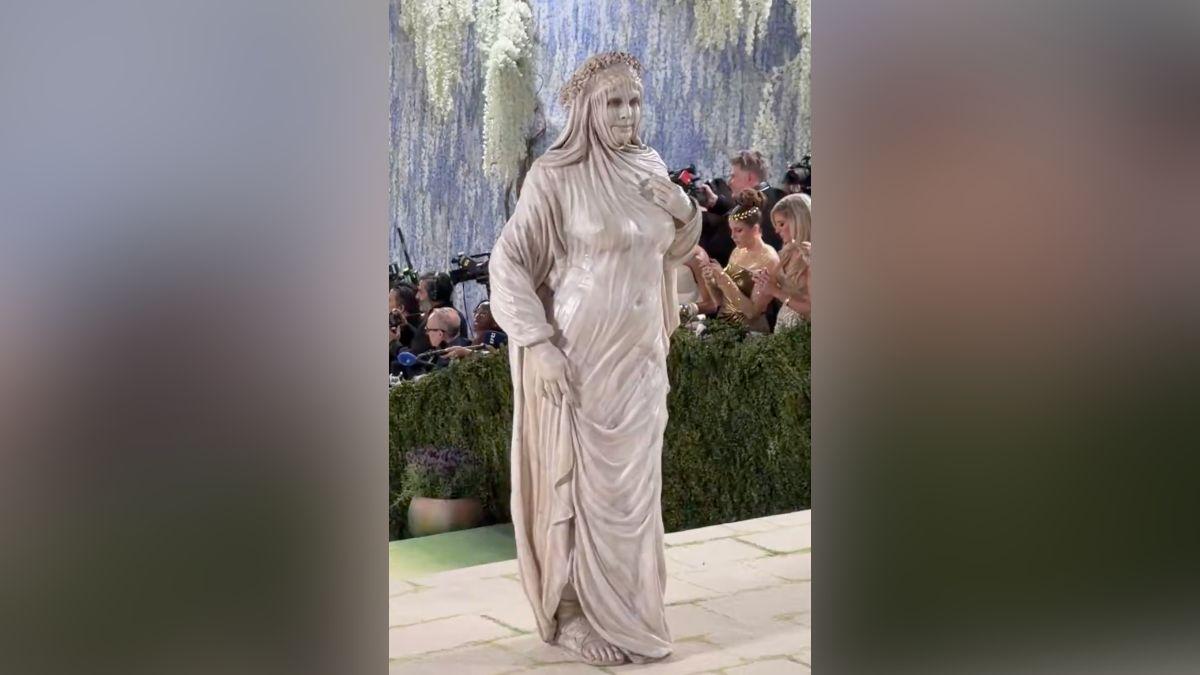 Image of Heidi Klum channeled Italian statues.