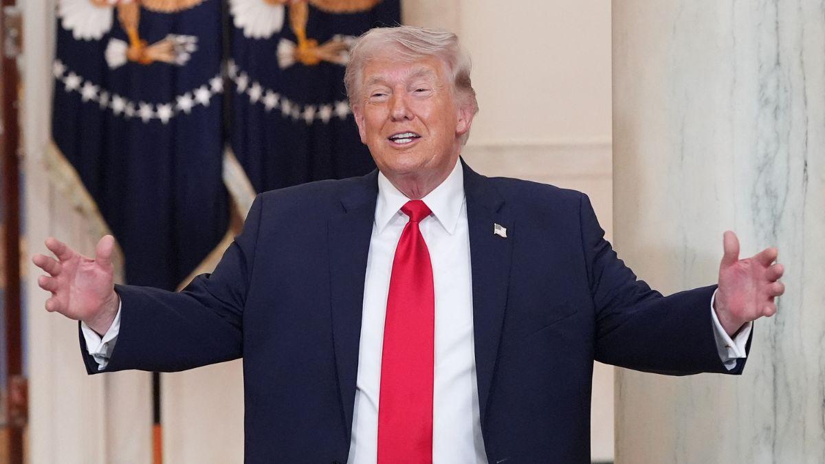 Image of Critics questioned the optics of journalists mingling with political power.