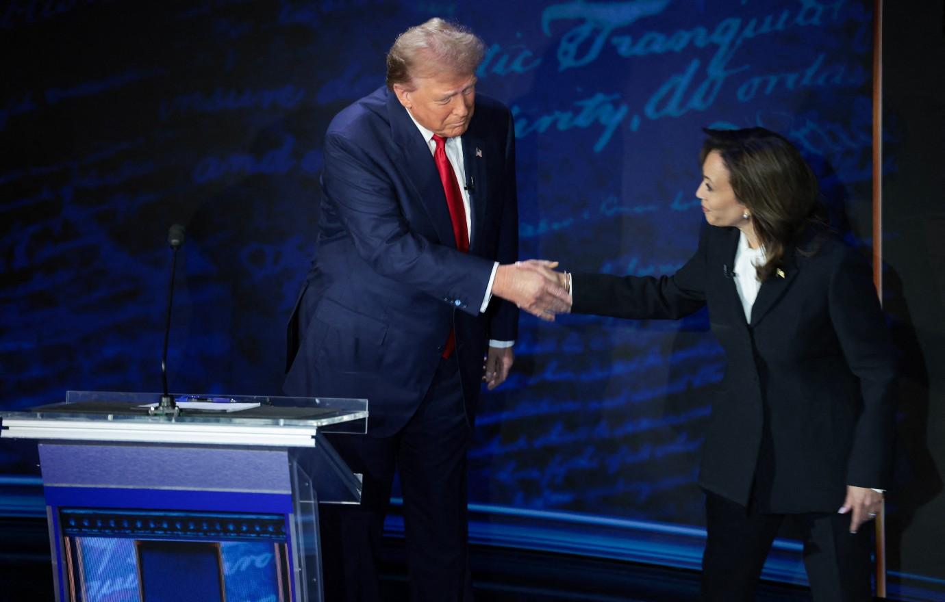 donald trump demands kamala harris take down claims worked mcdonalds