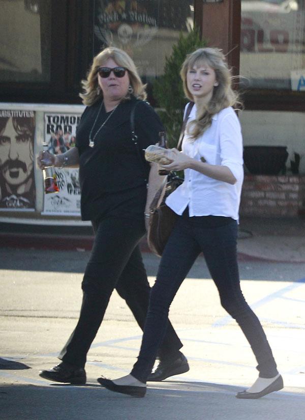 Taylor swift mom andrea cancer fame 02