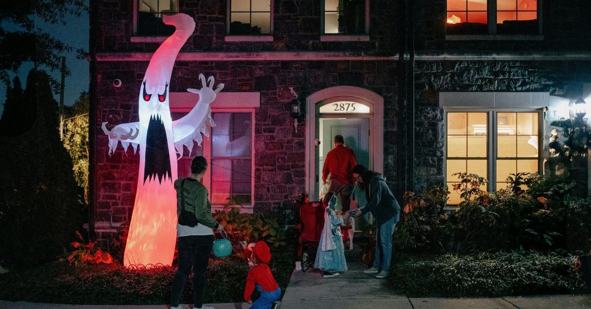 Man Spends Two Weeks on His Halloween Display. Then His Neighbor Walks a Tour Group Into the Yard: 'That Wasn't Part of Our Agreement'