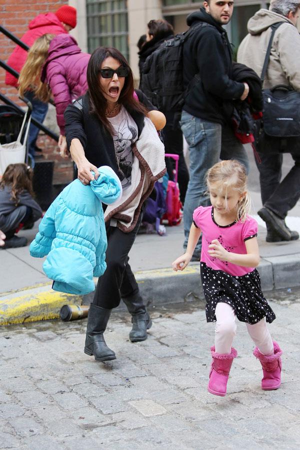 Bethenny frankel daughter bryn runs in street 00