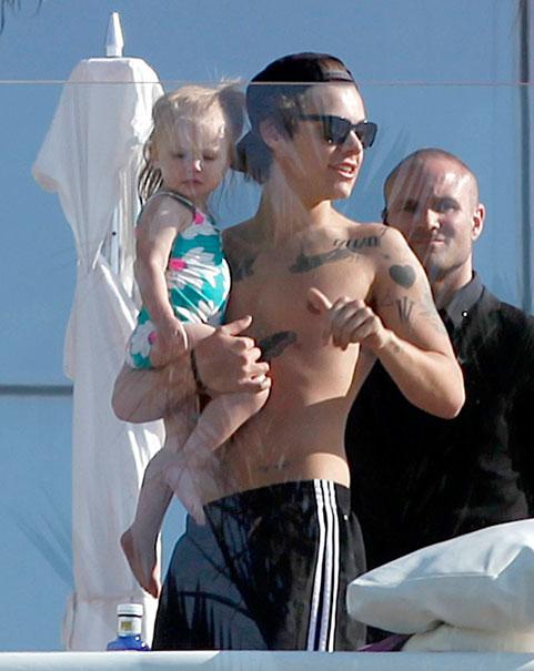 Ok_052313_harry styles shirtless 4_ _1.jpg