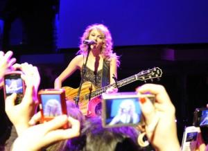 2010__10__31_Swift_Taylor_101910 300×218.jpg