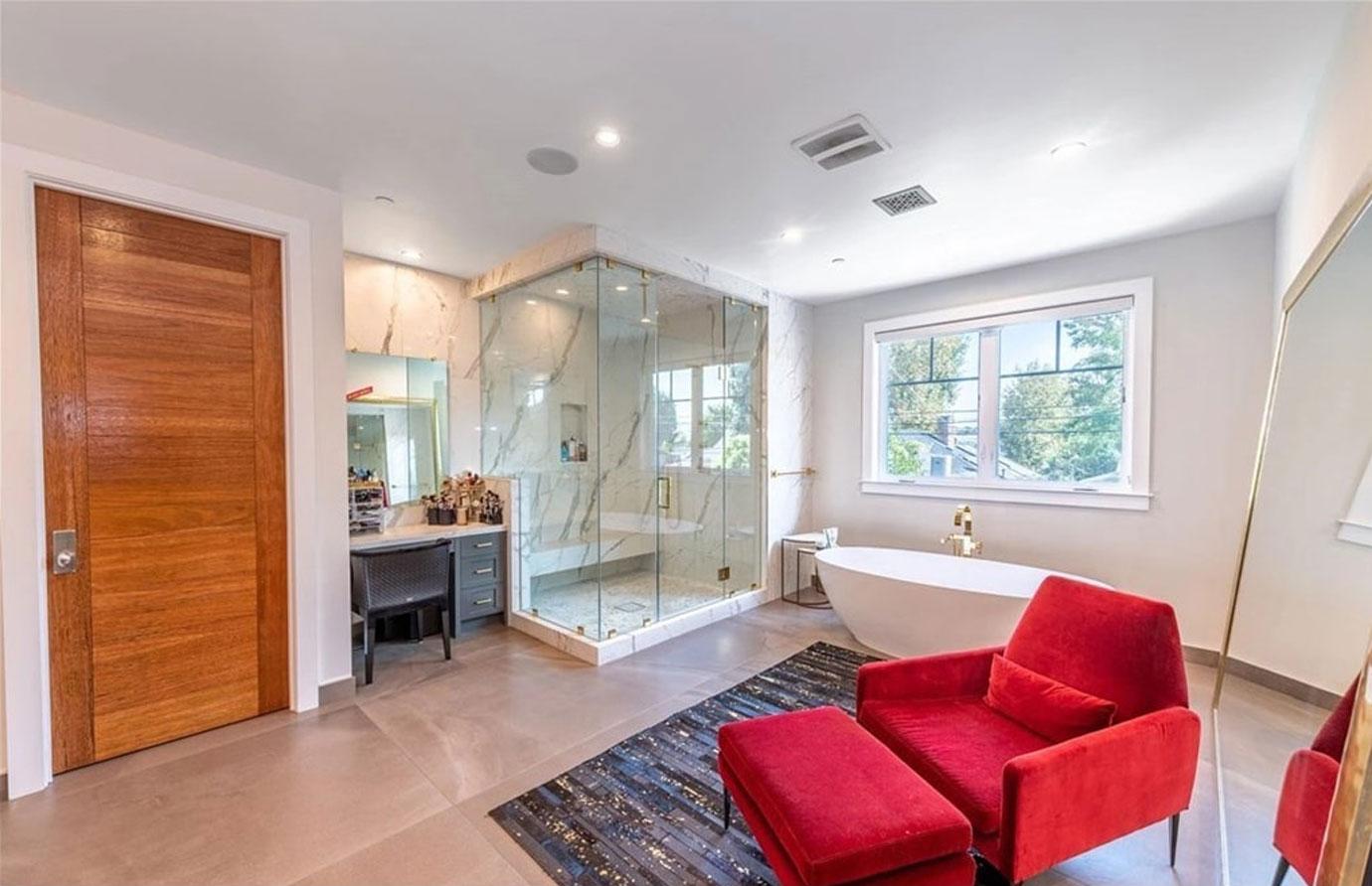 Inside Ariel Winter's Newly Sold Stylish Home In L.A. Neighborhood