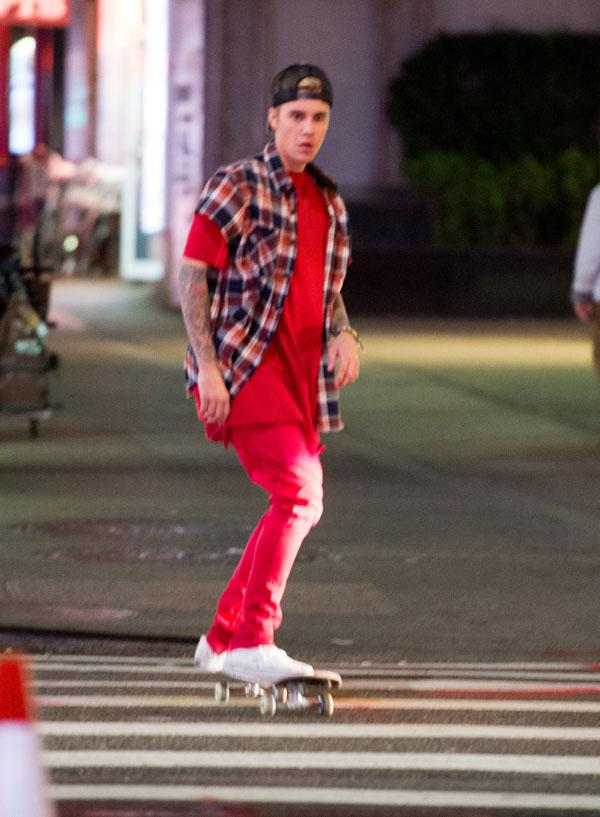 Justin biber skate boarding 03