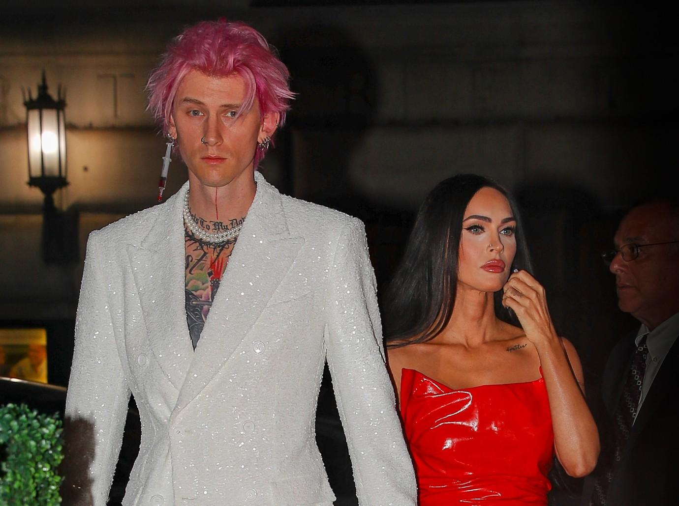 megan fox cheers machine gun kelly concert couples therapy