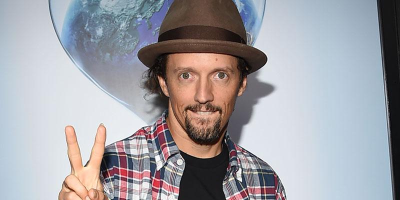 Jason mraz holding up peace sign