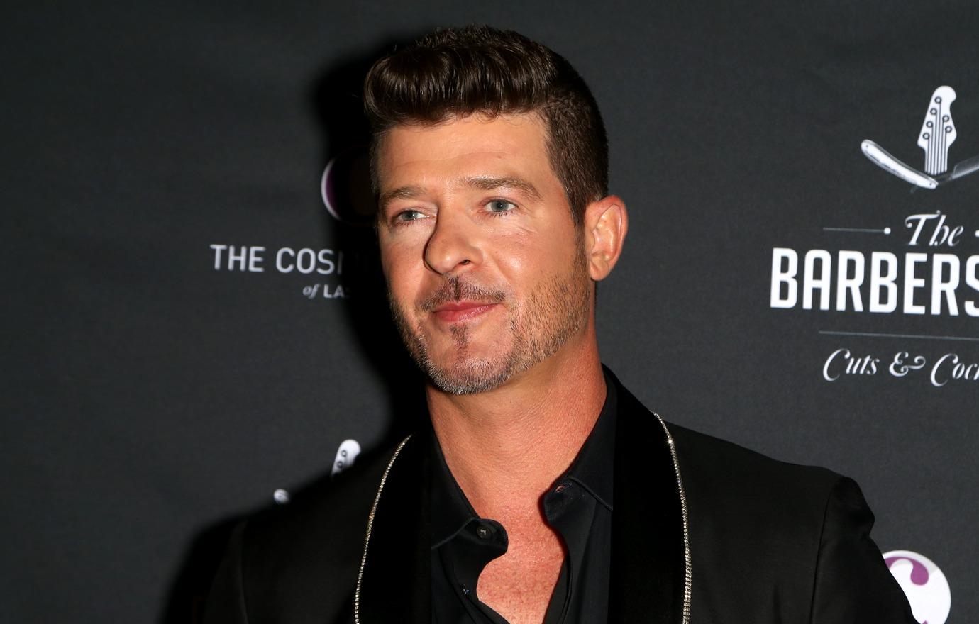 It's @robinthicke in da building! Celebrating 20 years since his