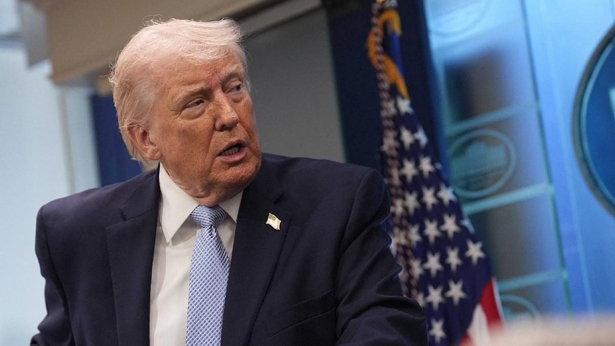 image of Donald Trump called the reporter 'fake.' 