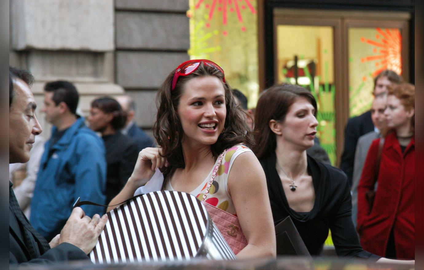 Jennifer Garner, laden with shopping bags, prepares to get i