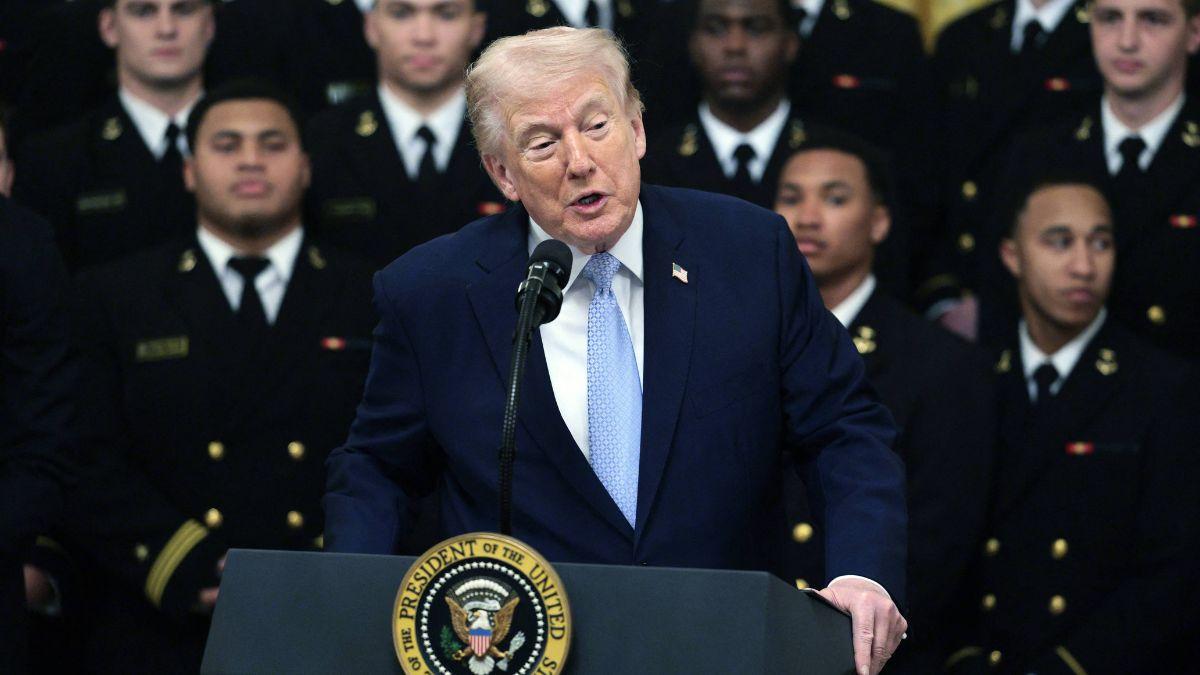 image of Donald Trump has repeatedly fallen asleep in public.