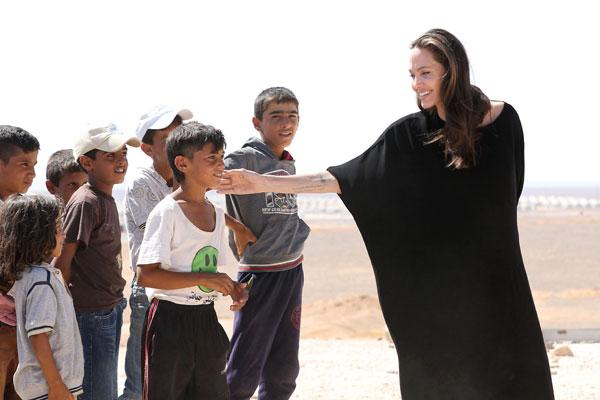 angelina jolie visits syrian refugees