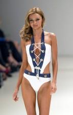 2009__10__mirandakerr 143×225.jpg