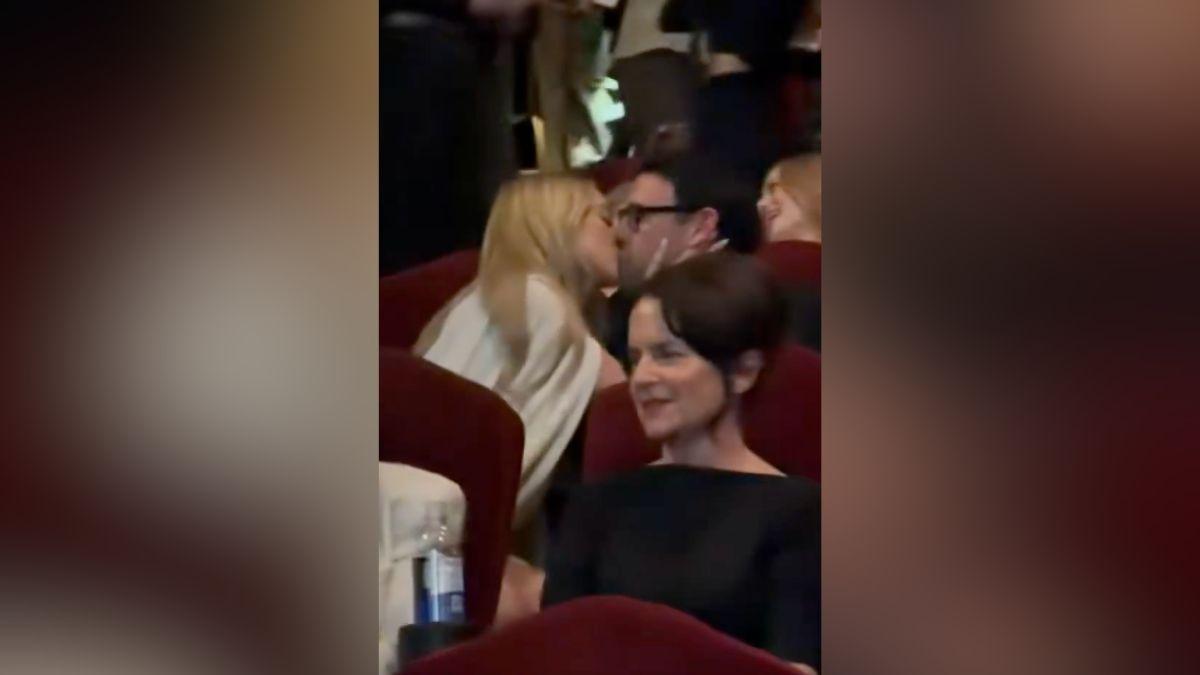 Image of Sydney Sweeney kissed Scooter Braun in the audience.