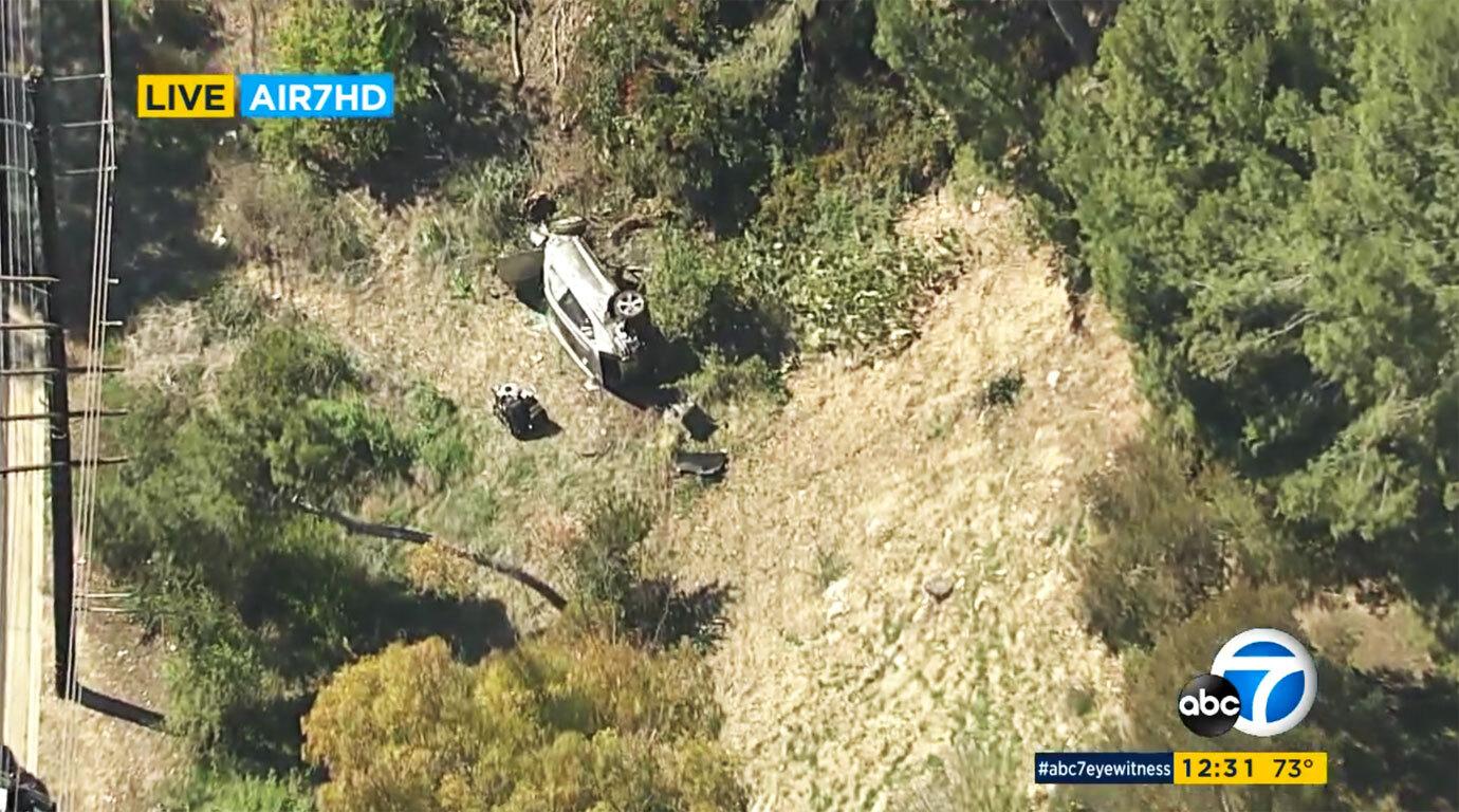 tiger woods rollover car accident crash site photos