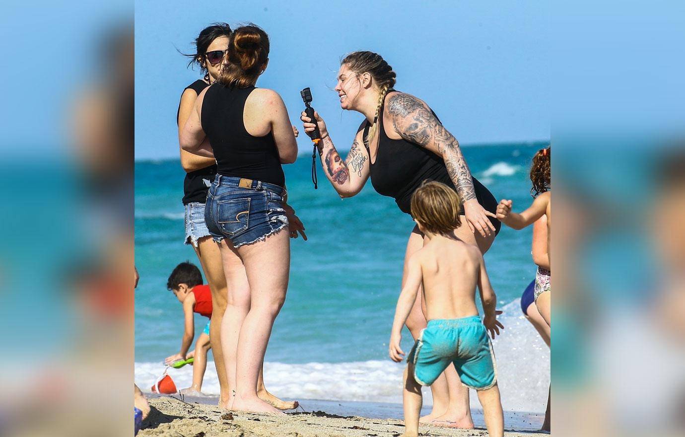 *EXCLUSIVE* Kailyn Lowry hits the beach with Baby Lux in Miami