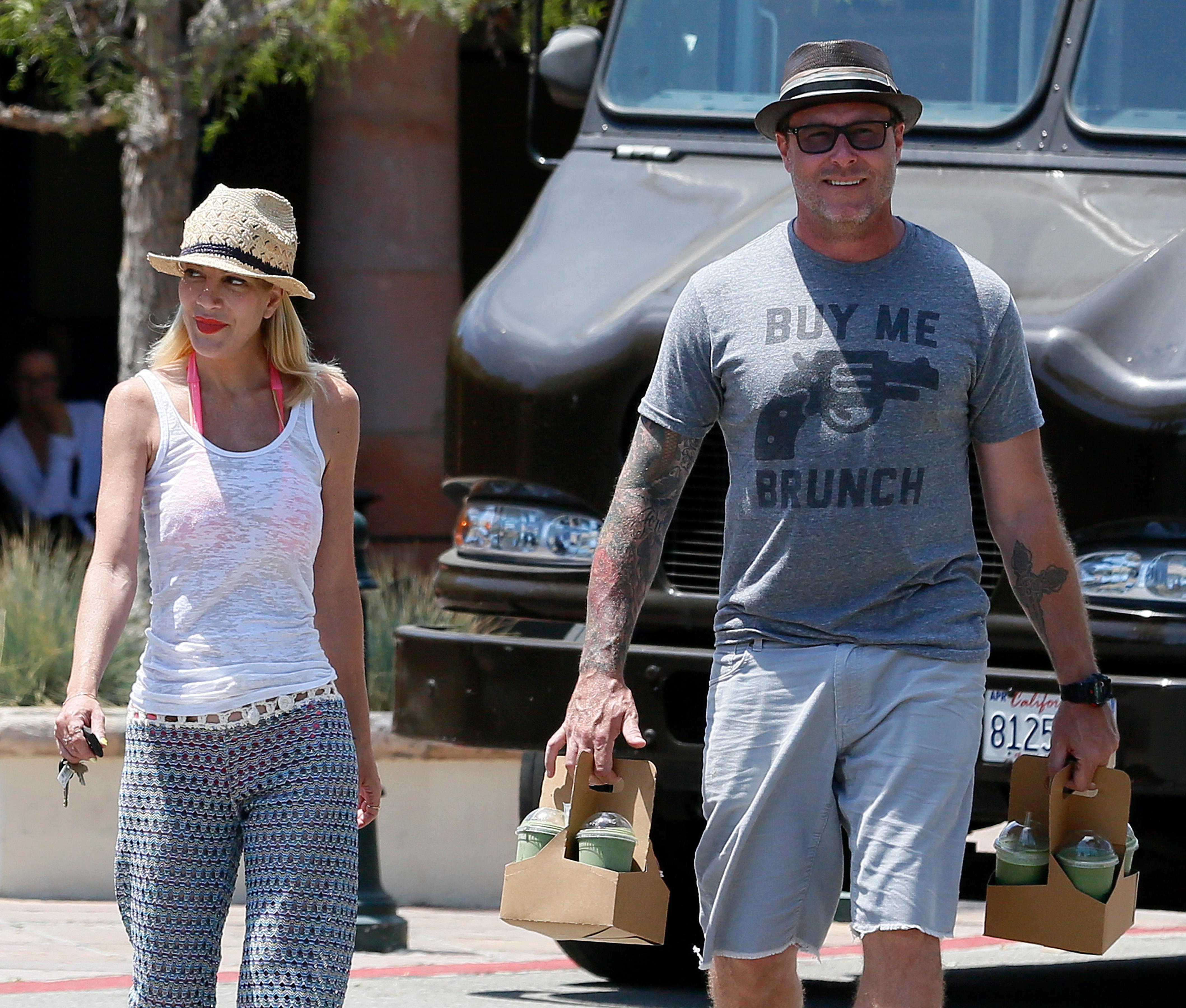 Tori Spelling and Dean McDermott get some healthy drinks at a local store in Malibu