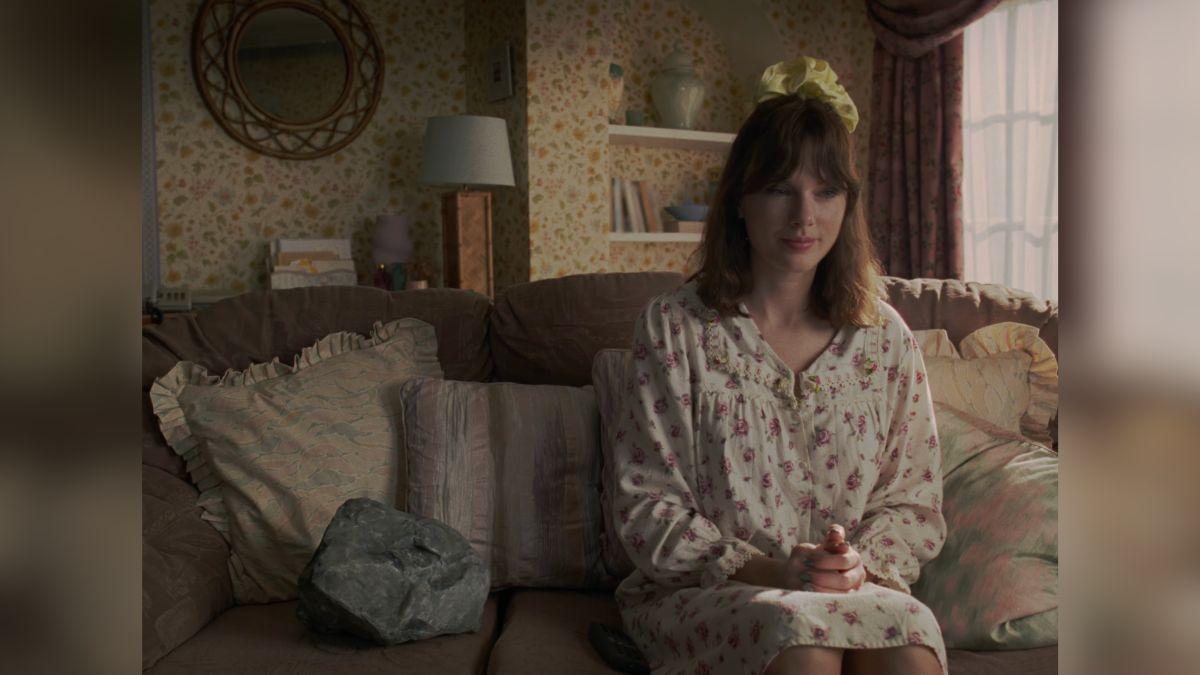 Image of Taylor Swift portrayed a character with a pet rock in the music video.