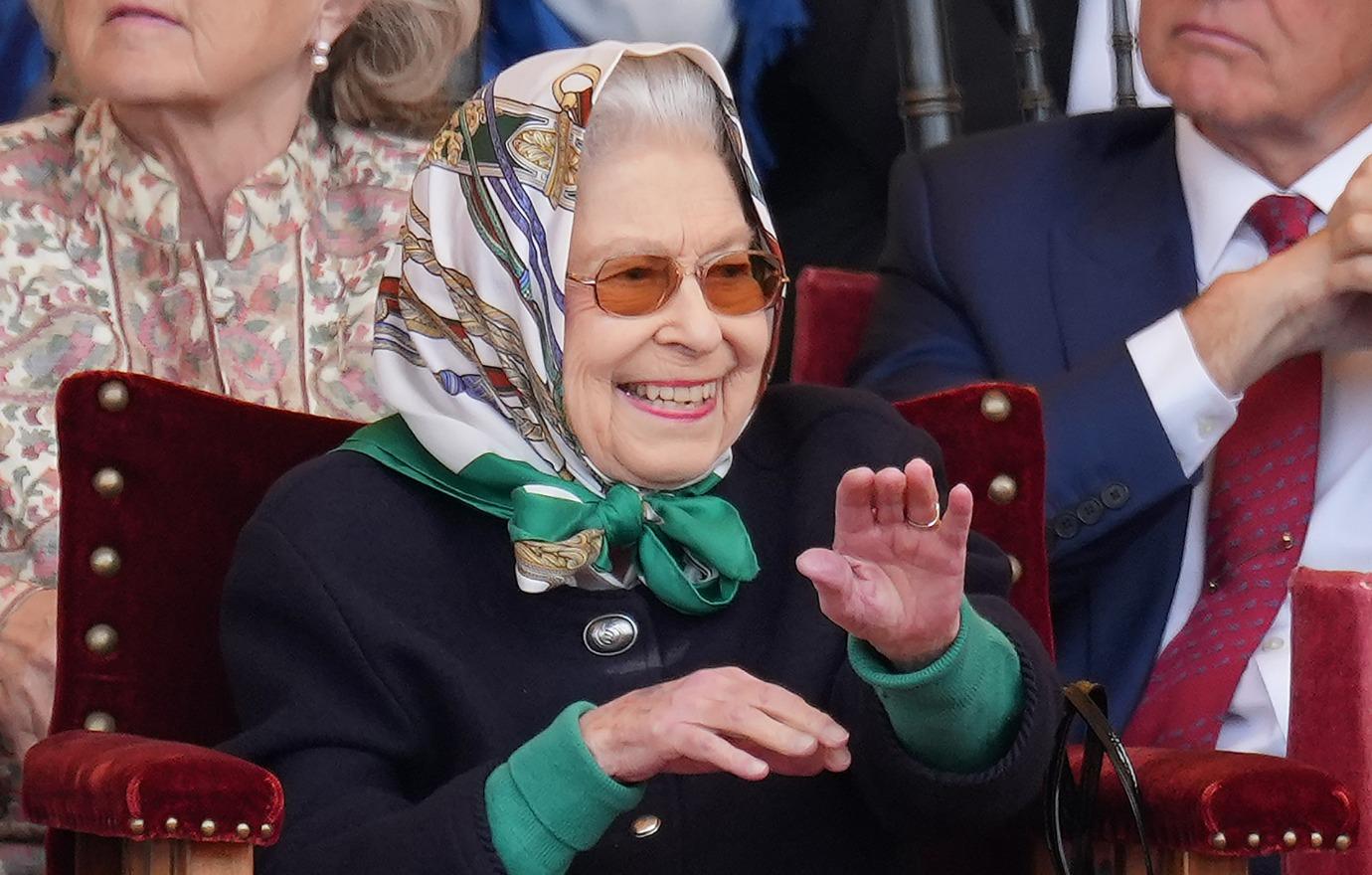 royal author claims queen elizabeth ii exhausted selfies