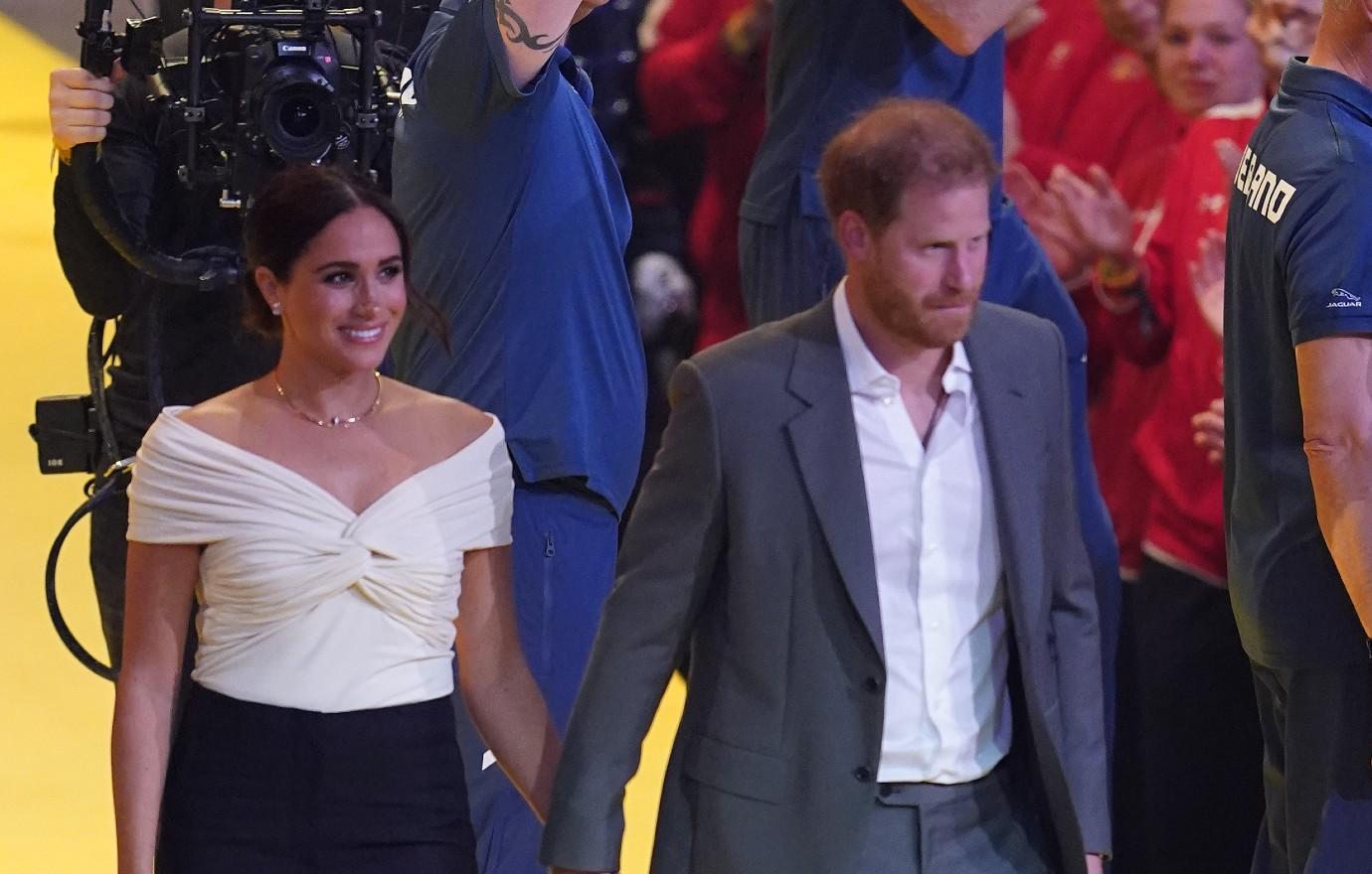 queen elizabeth prince harry meet thomas markle