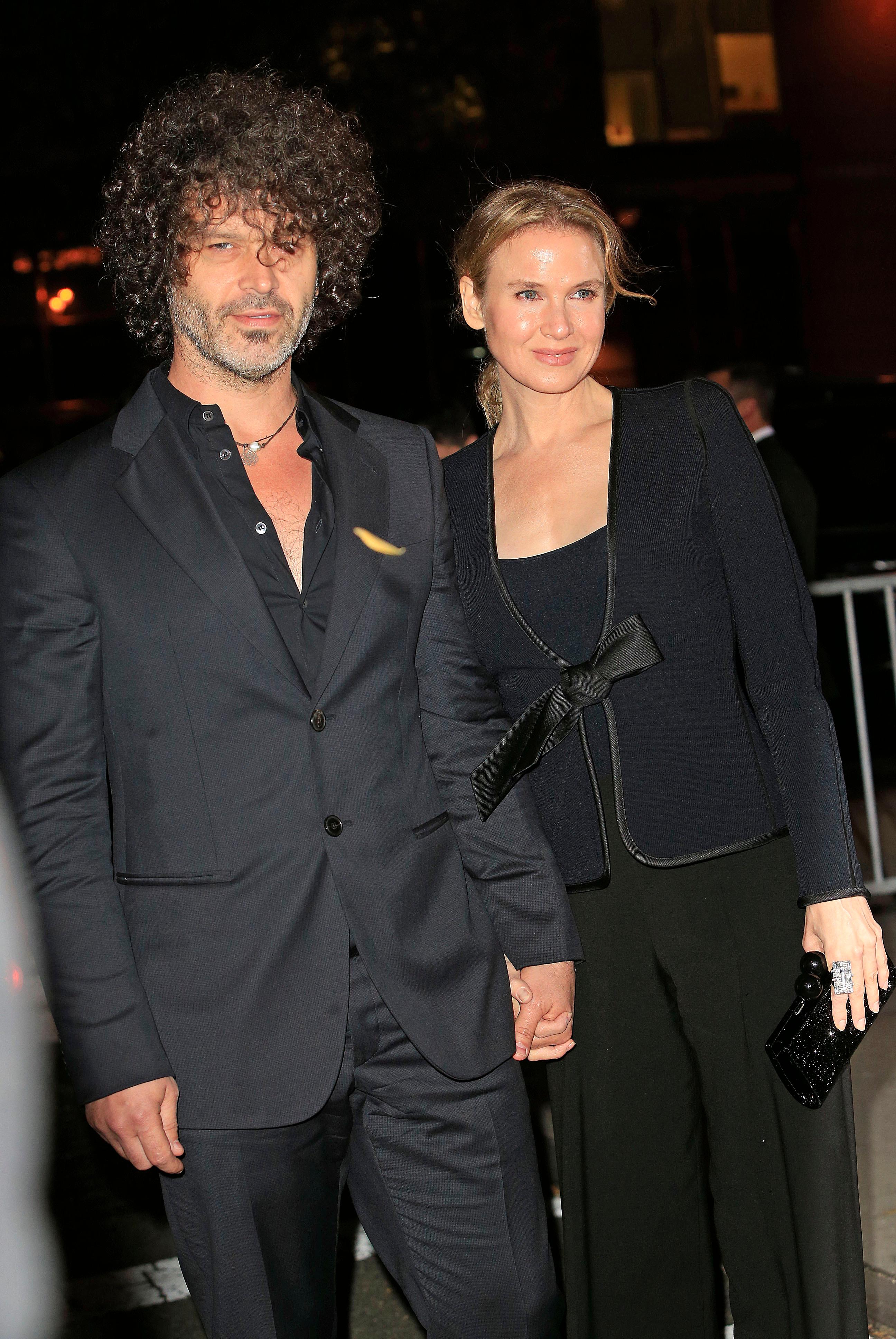 Renee Zellweger holds boyfriend Doyle Bramhall II&#039;s hand in New York City