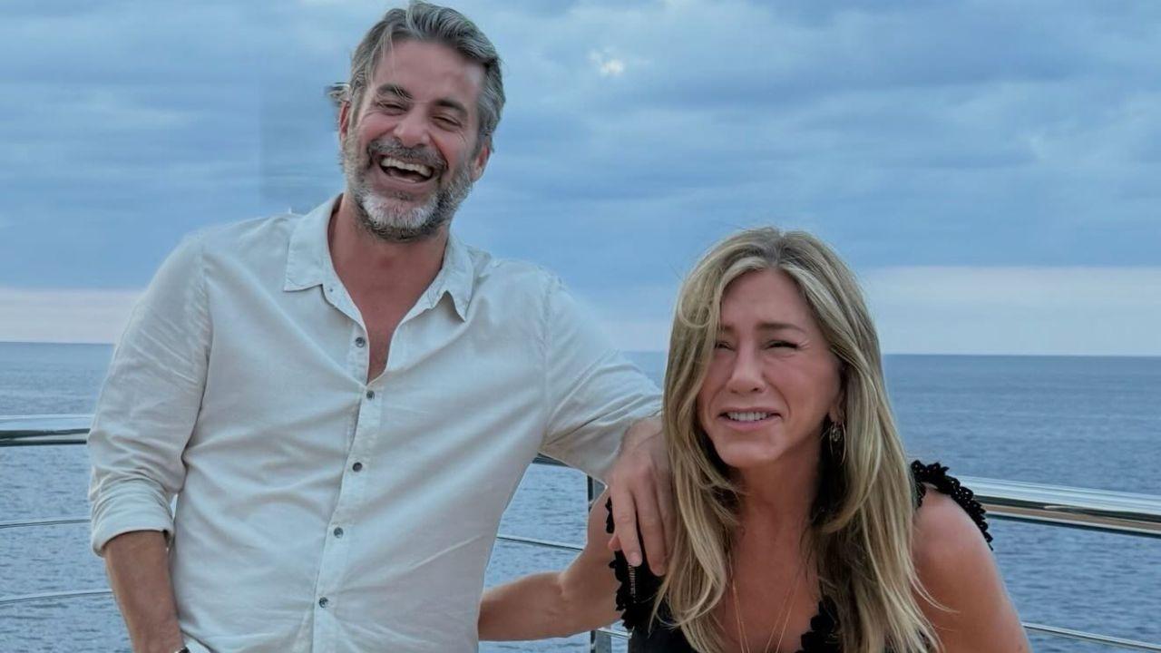 Image of Jim Curtis praises Jennifer Aniston for staying grounded despite her fame.