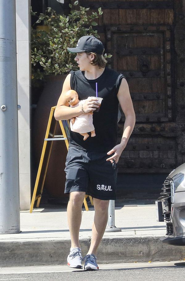 brooklyn beckham harper breakfast