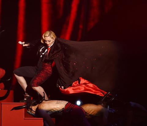 Madonna Falls Backwards Down Stairs While Performing At The Brit Awards ...
