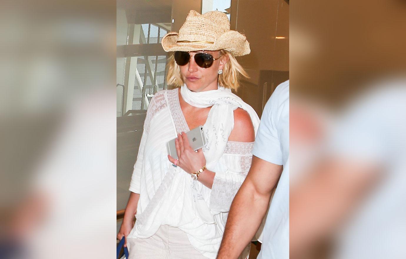 Britney Spears is cleared for takeoff at LAX **USA ONLY**