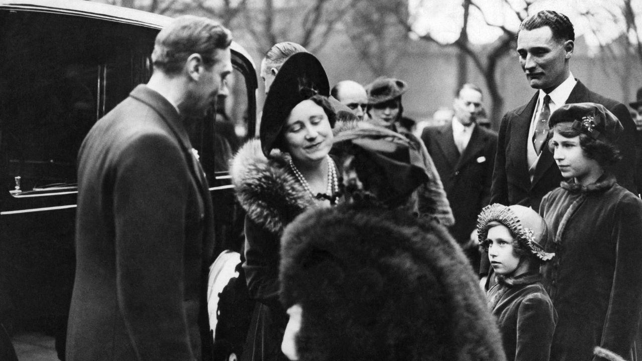 image of royal family