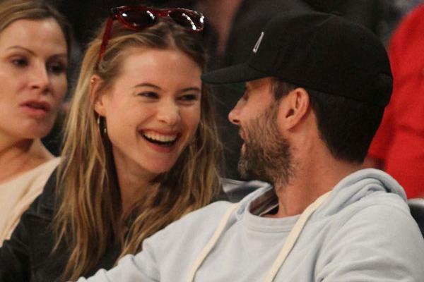 Adam levine and behati prinsloo041