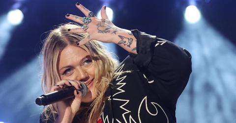 elle king therapy drunken performance dolly partons birthday opry sad