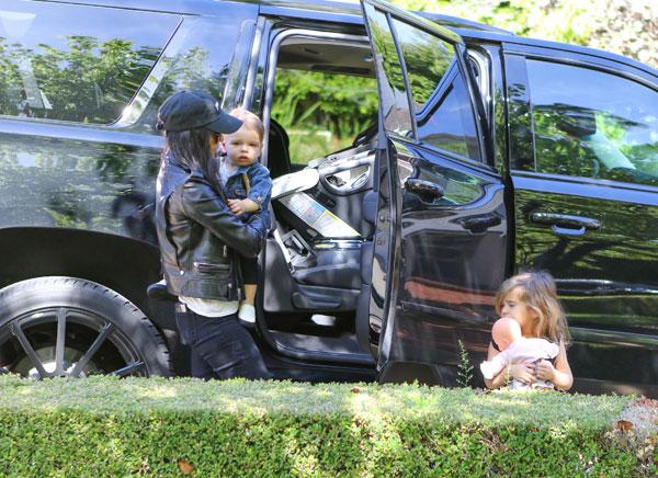 kourtney kardashian babysitting kids scott disick partying dad