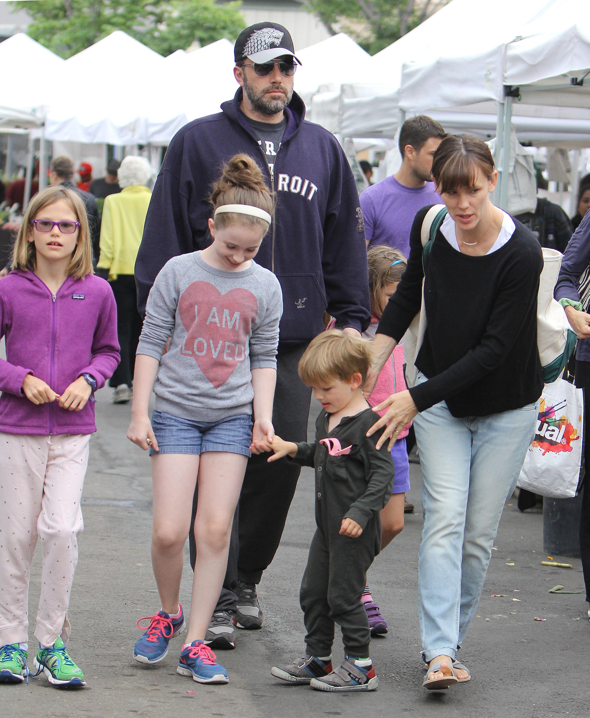 Ben Affleck &amp; Jennifer Garner Visit The Farmer&#8217;s Market With Their Children